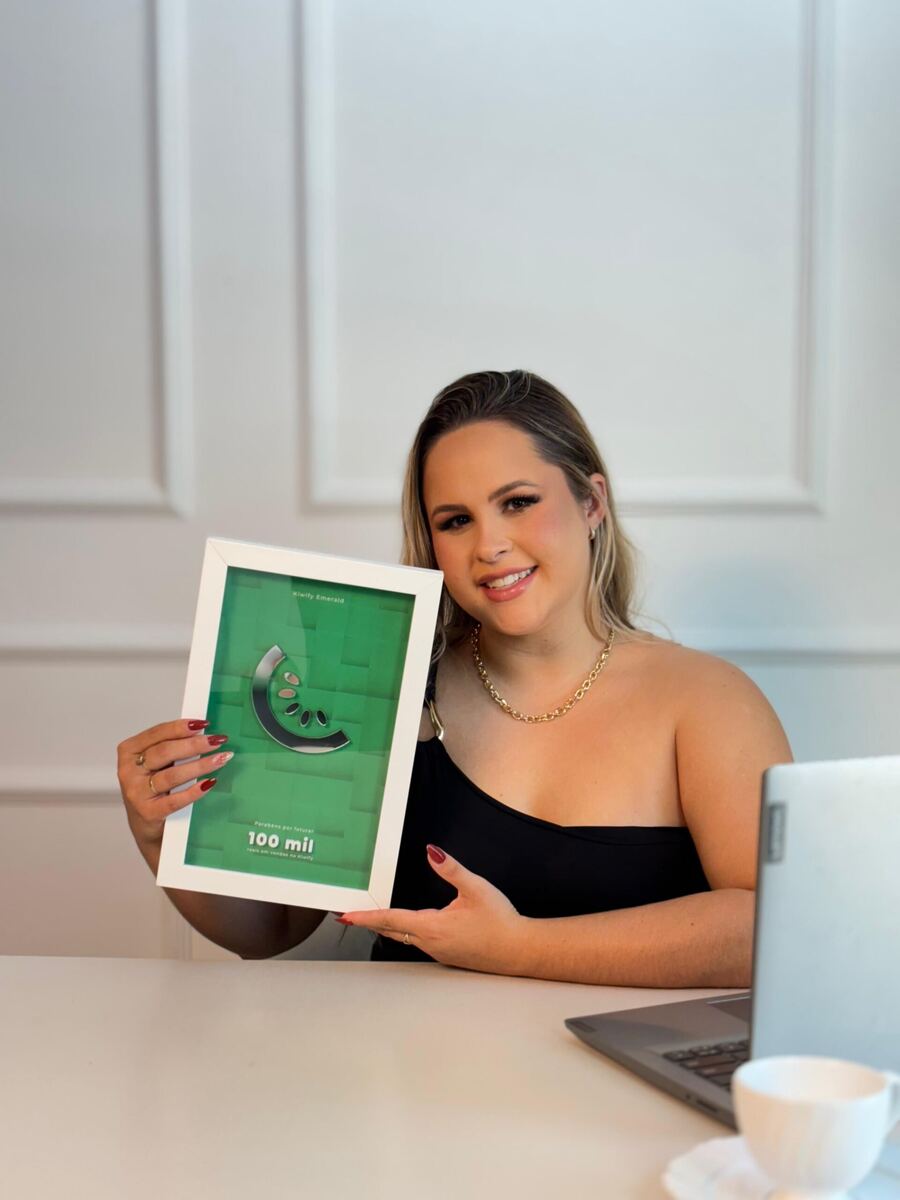 Stéfani com a placa de 100 mil